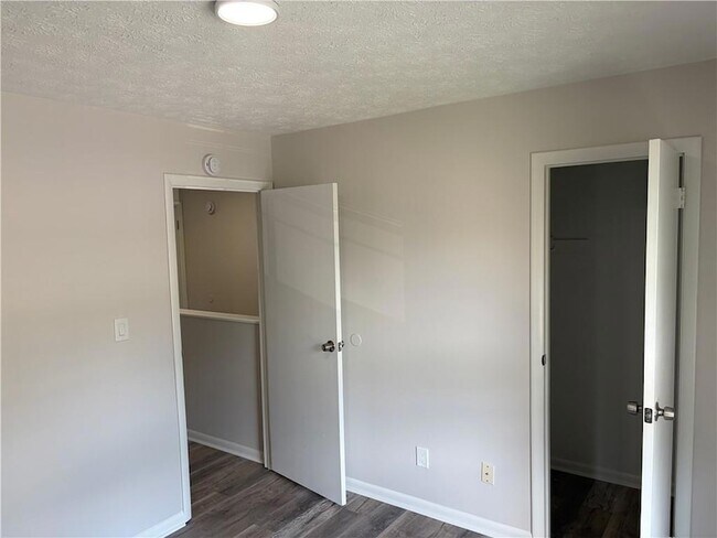 Building Photo - 4 Eastview Cir