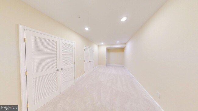 Building Photo - 6403 Earlham Dr
