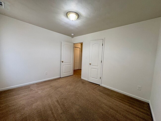 Building Photo - Huntersville