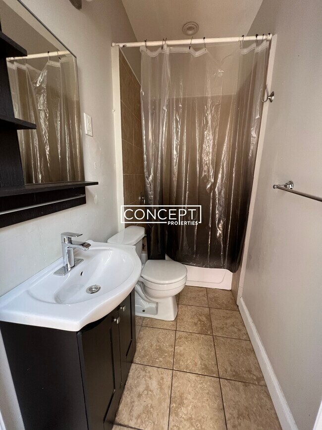 Building Photo - 1000A Memorial Dr. Unit 2B