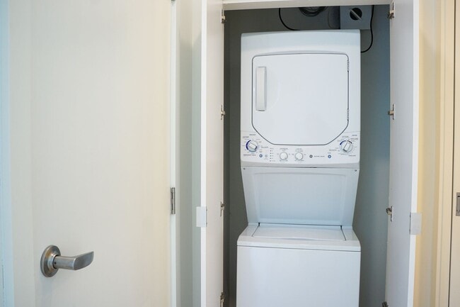 Building Photo - Modern 2nd Floor Corner Studio with D/W & Washer/Dryer!