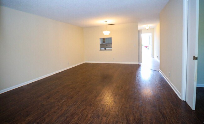 Building Photo - 845 Salem Ln