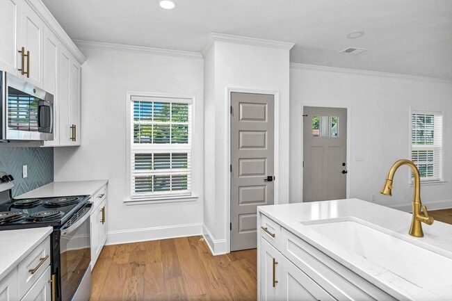 Building Photo - Pre-Leasing for the 26-27 School Year! - N...