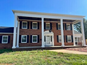 Building Photo - Three to Four bedroom, 2.5 bath Colonial i...