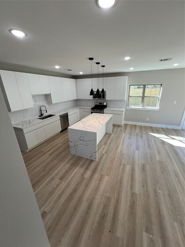 Building Photo - 20027 Venetto St