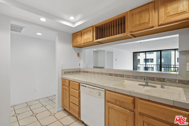 Building Photo - 10966 Rochester Ave