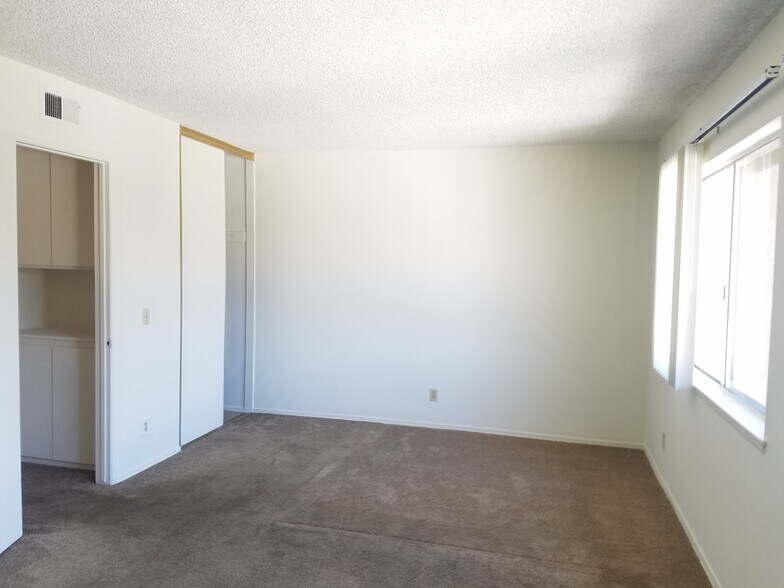 2nd bedroom with 2 closets- 200 sf - 725 Windwood Dr