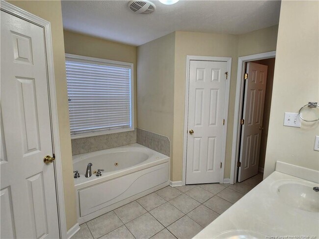 Building Photo - 3347 Broomsgrove Dr