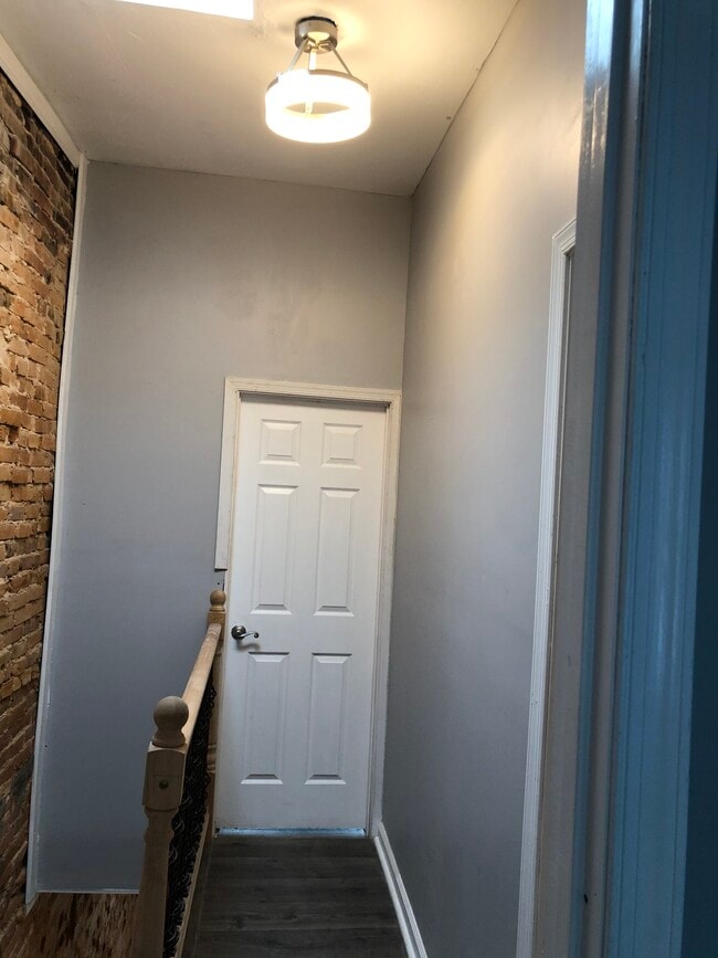 Building Photo - 405 S Vincent St