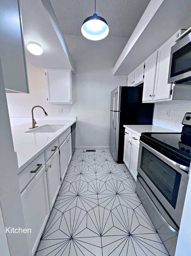 Building Photo - Cozy 2-Bed 1.5 Bath Townhouse in Aurora with Spacious Layout & Modern Comforts!