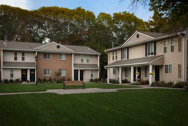 Building Photo - 9 Country Club Dr