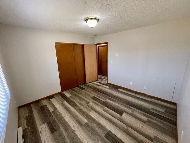 Building Photo - Upper level 2-bed, 1-bath