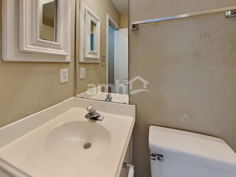 Building Photo - 17302 Lonesome Dove Trl