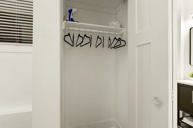 Building Photo - 1941 W Augusta Blvd