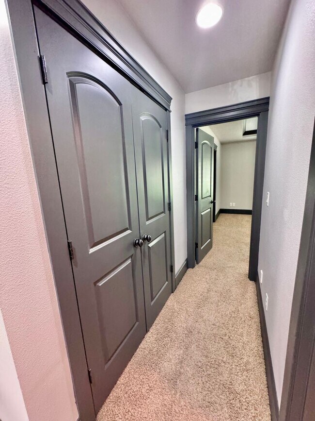 Building Photo - GORGEOUS Townhome...  LOCATION , LOCATION near Peace Health Hospital