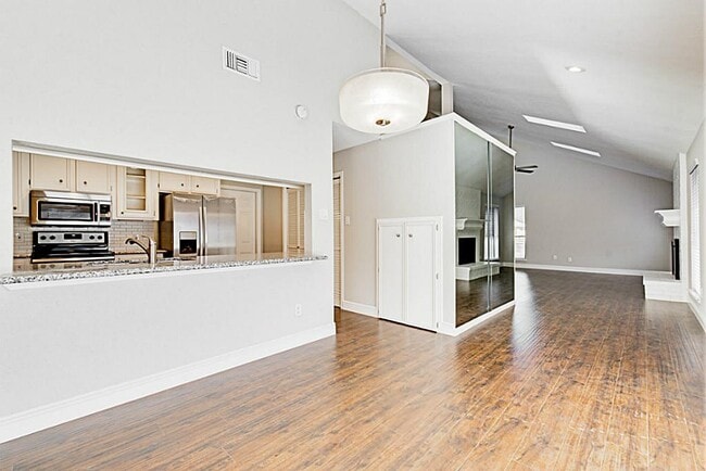 Building Photo - 13830 Hollowgreen Dr