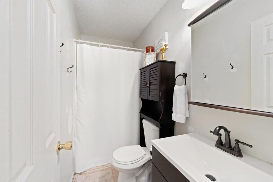 Updated Mater Bath - 1102 Tobacco Rd