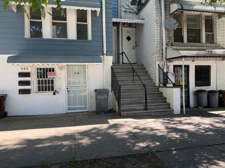 Building Photo - 949 E 213th St