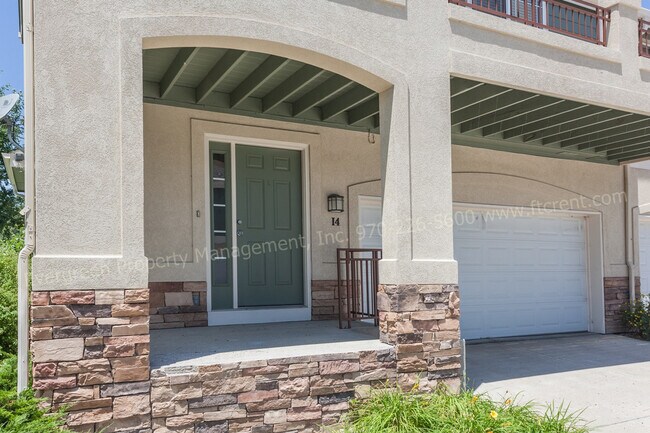 Building Photo - Fantastic 3 Bedroom, 2 bath Condo in SE Fo...