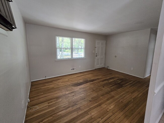 Building Photo - 3 Bedroom, 1 Bathroom, Plus enclosed porch