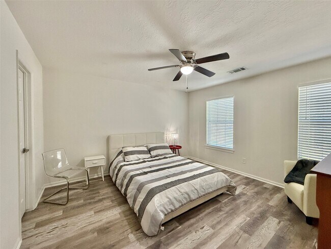 Building Photo - 2 Twin Feather Pl