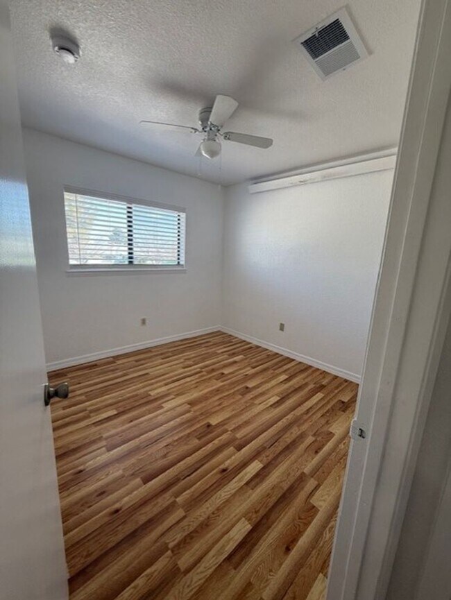 Building Photo - 1324 S Ocotillo Dr