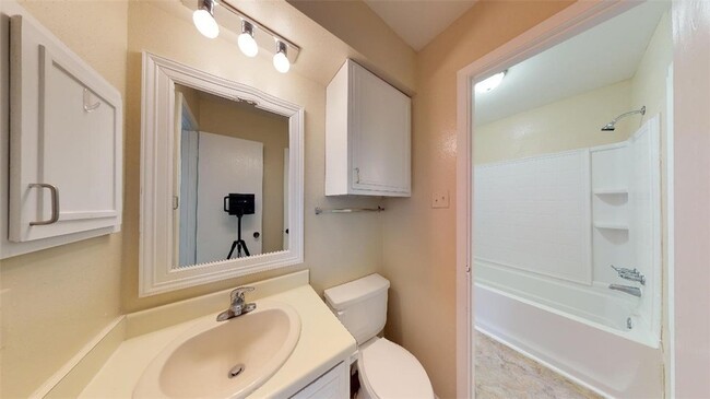 Building Photo - 305 Manuel Dr