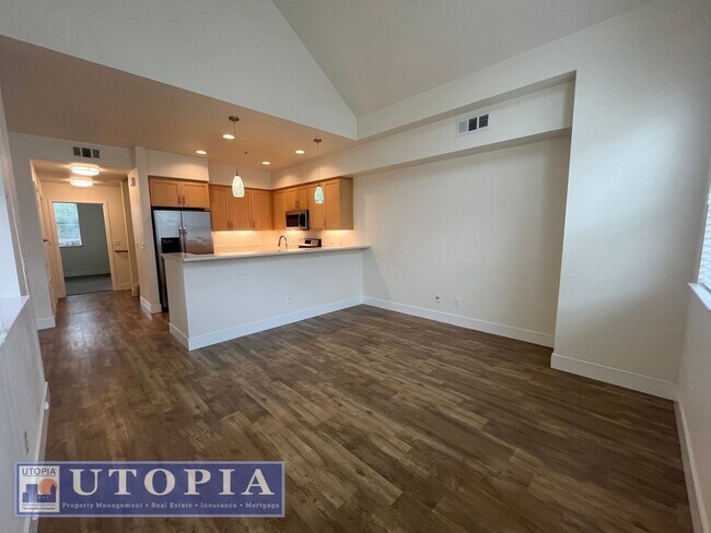 Building Photo - Spacious and Modern 3-bedroom, 3.5 bathroo...