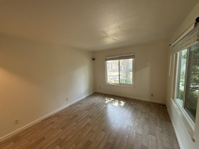 Building Photo - Spacious 4-Bedroom Townhome Directly Across from Greenfair Park