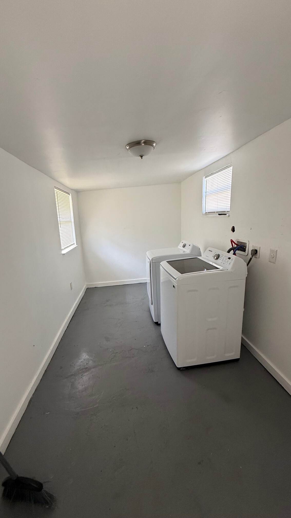 Building Photo - 1708 Lauderdale Manor Dr