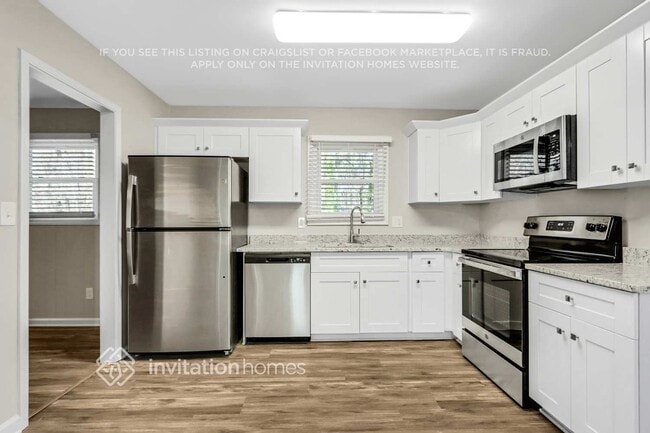 Building Photo - 3782 Lake Dr SE