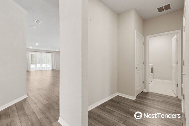 Building Photo - Stunning Northside Home!