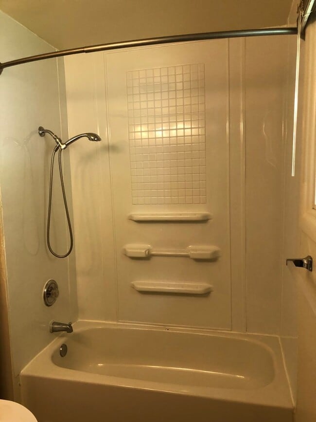 Building Photo - Charming 2 or 3 bedroom, 1 bath home in Great Location!