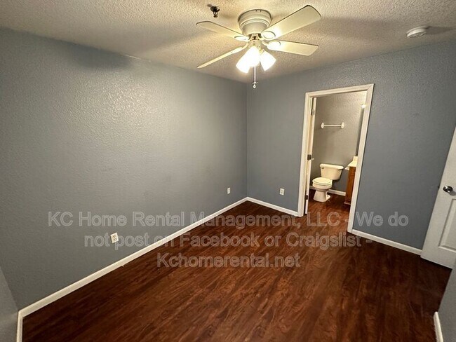 Building Photo - 1006 W Royle St