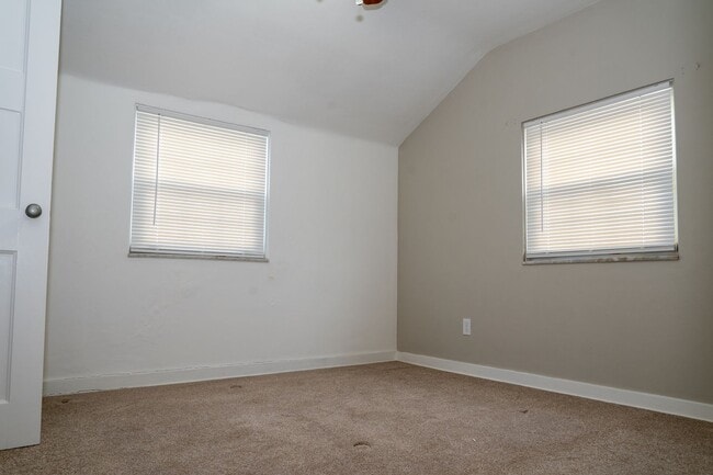 Building Photo - AVAILABLE JULY 1ST!! DON'T MISS this FANTASTIC home in a PRIME LOCATION!