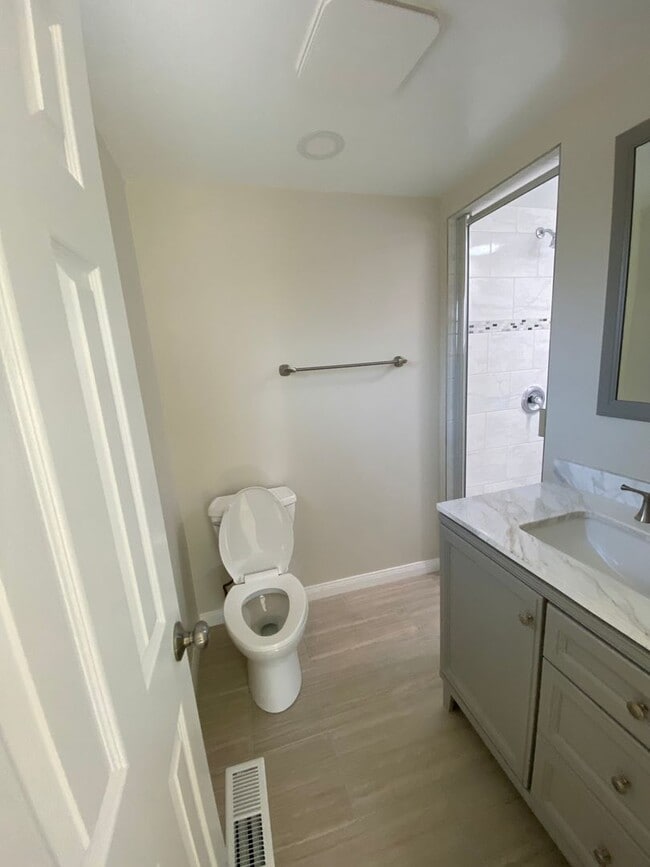 Building Photo - 3 Bed-2 Bath Single Story Home Lakeside with RV parking