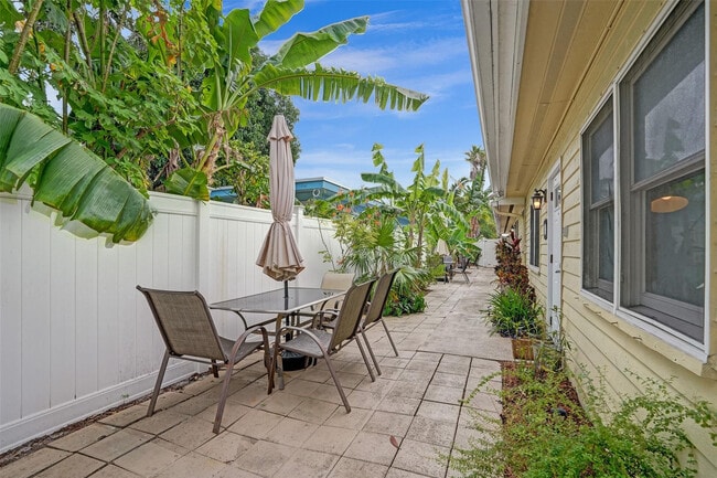 Building Photo - 901 SE 14th Ct