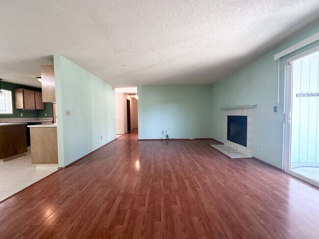 Building Photo - Wonderful centrally located Powell Butte 3...