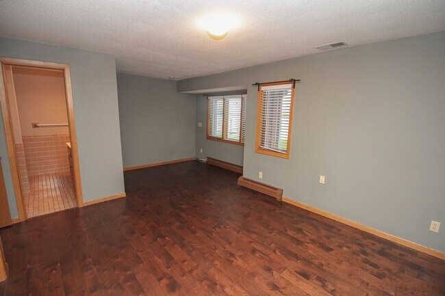 Building Photo - Lake Minnetonka Lakeshore!!