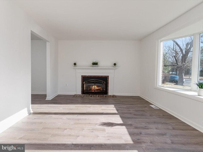 Building Photo - 402 S Cherry Grove Ave