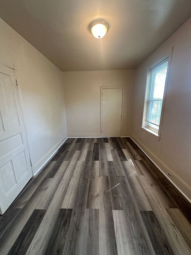 Building Photo - Large 3 bed, 2 full bath