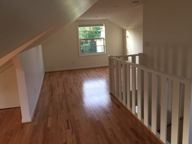 Building Photo - 4070 NE 8th Ave