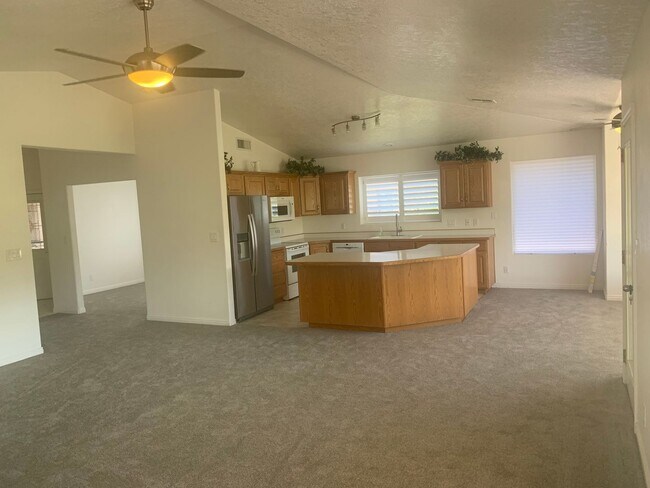 Building Photo - Wonderful 3 Bed 2 Bath Single Story on Sou...