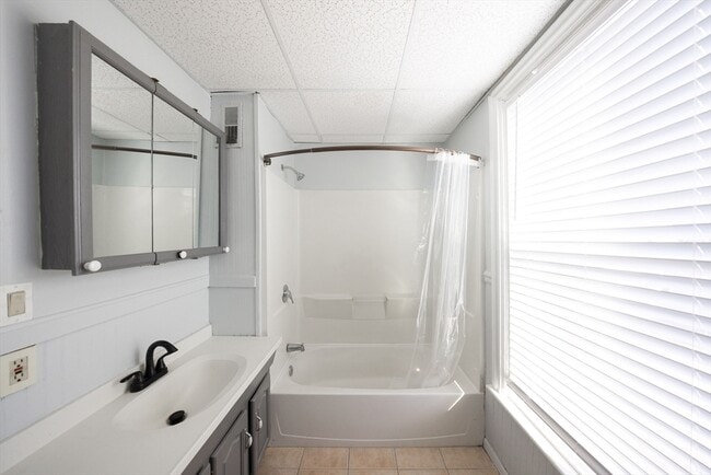 Building Photo - 10 Sycamore St