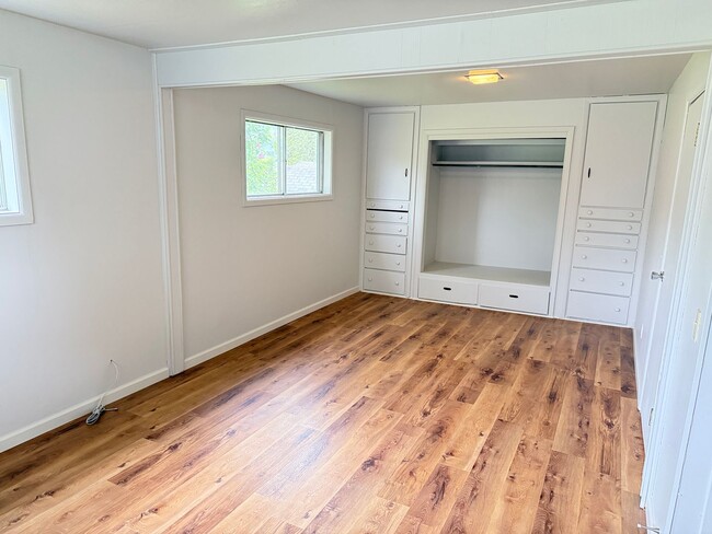 Building Photo - Huge 4 bedroom 2 bath house!