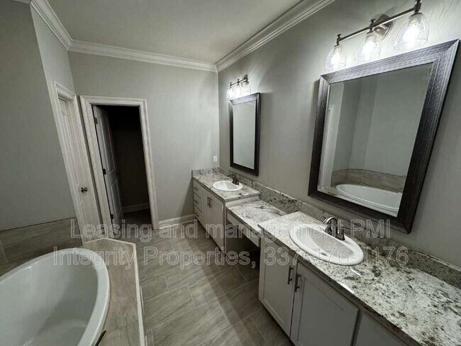 Building Photo - 200 Tennyson Dr