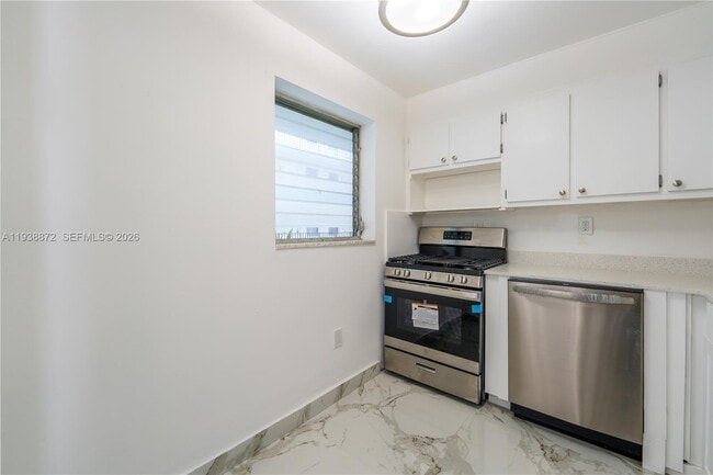 Building Photo - 720 Collins Ave