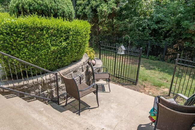 Building Photo - Luxury Living w/ Pool In Brentwood!