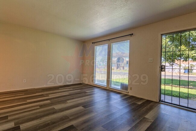 Building Photo - 302 Lovell Way