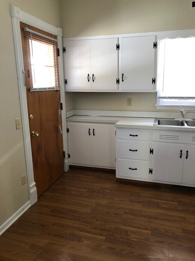 Building Photo - 452 Iowa Ave